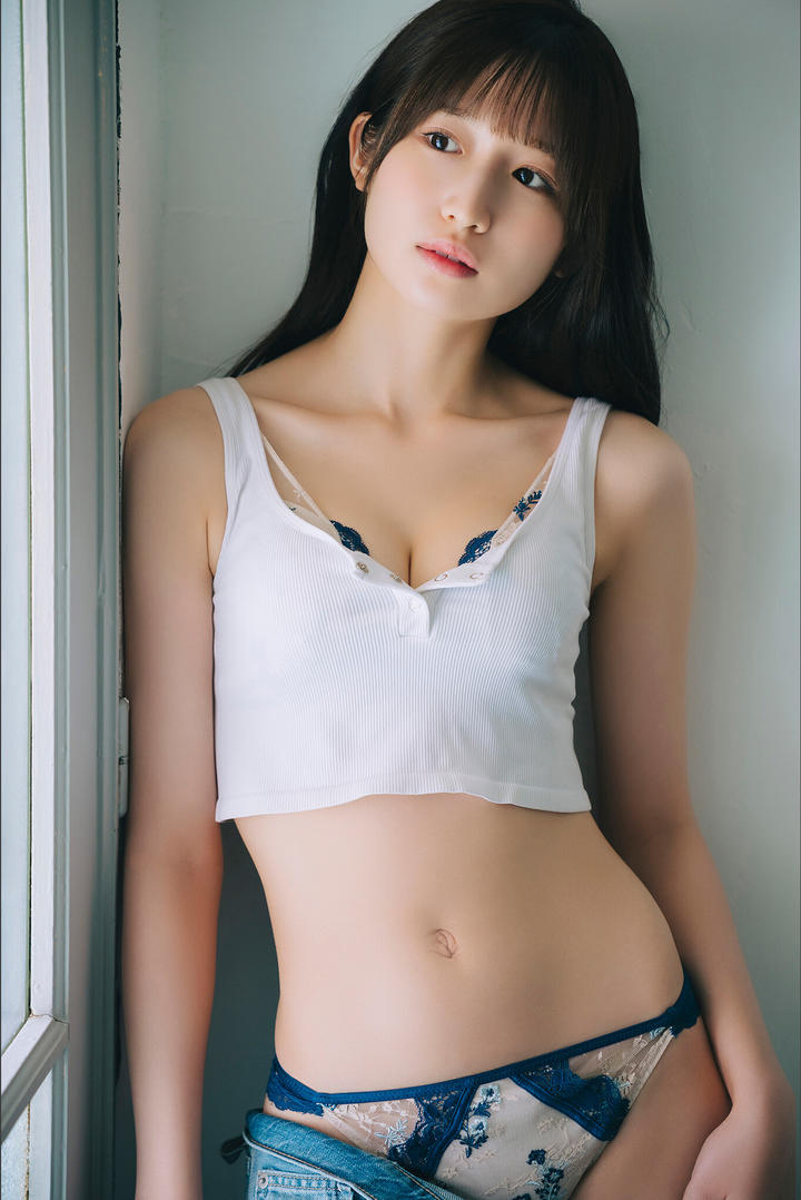 细腰美女脱裤子性感图片