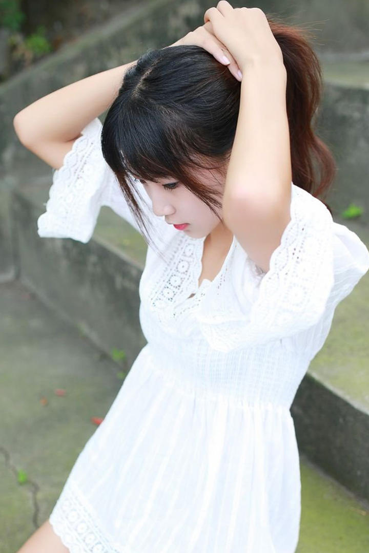 扎头发的白色短裙清纯美女写真
