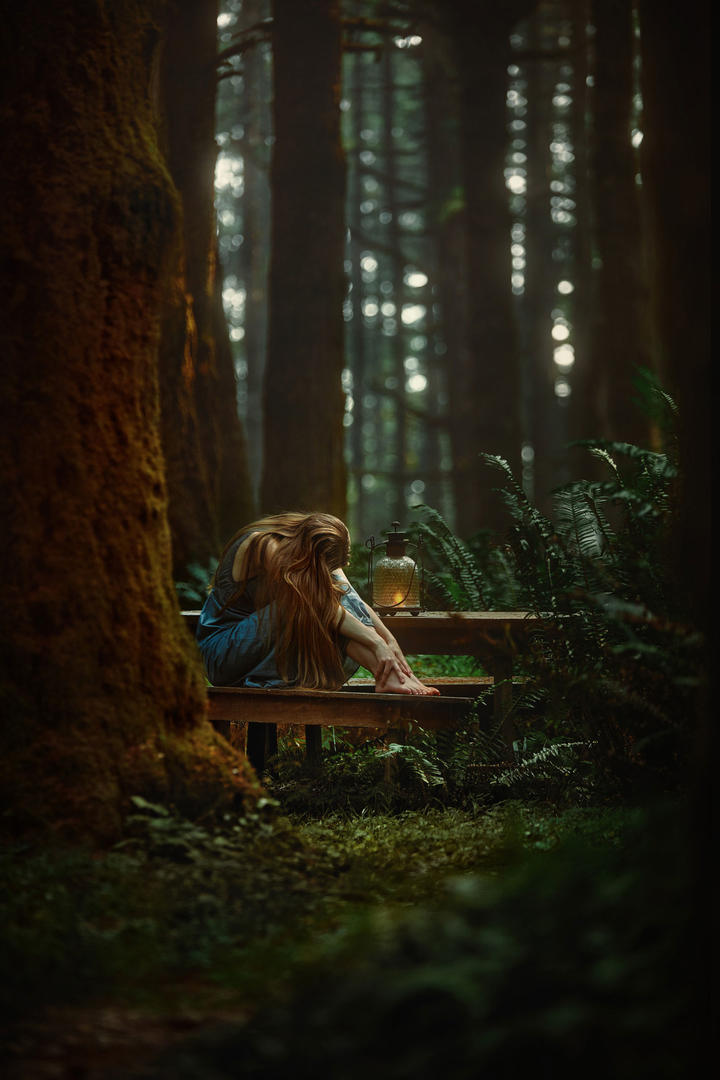 森林中的欧美少女图片