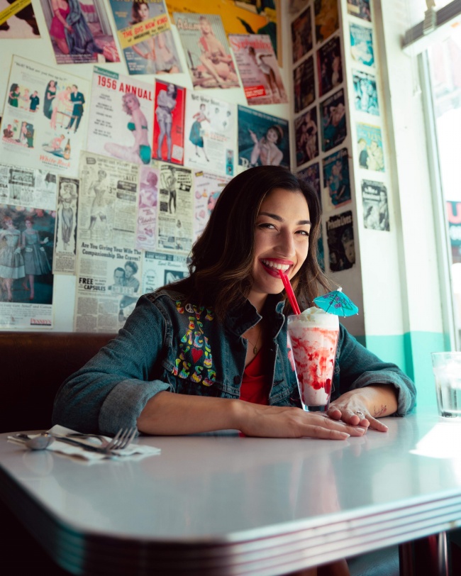 喝冷饮的吃货美女图片