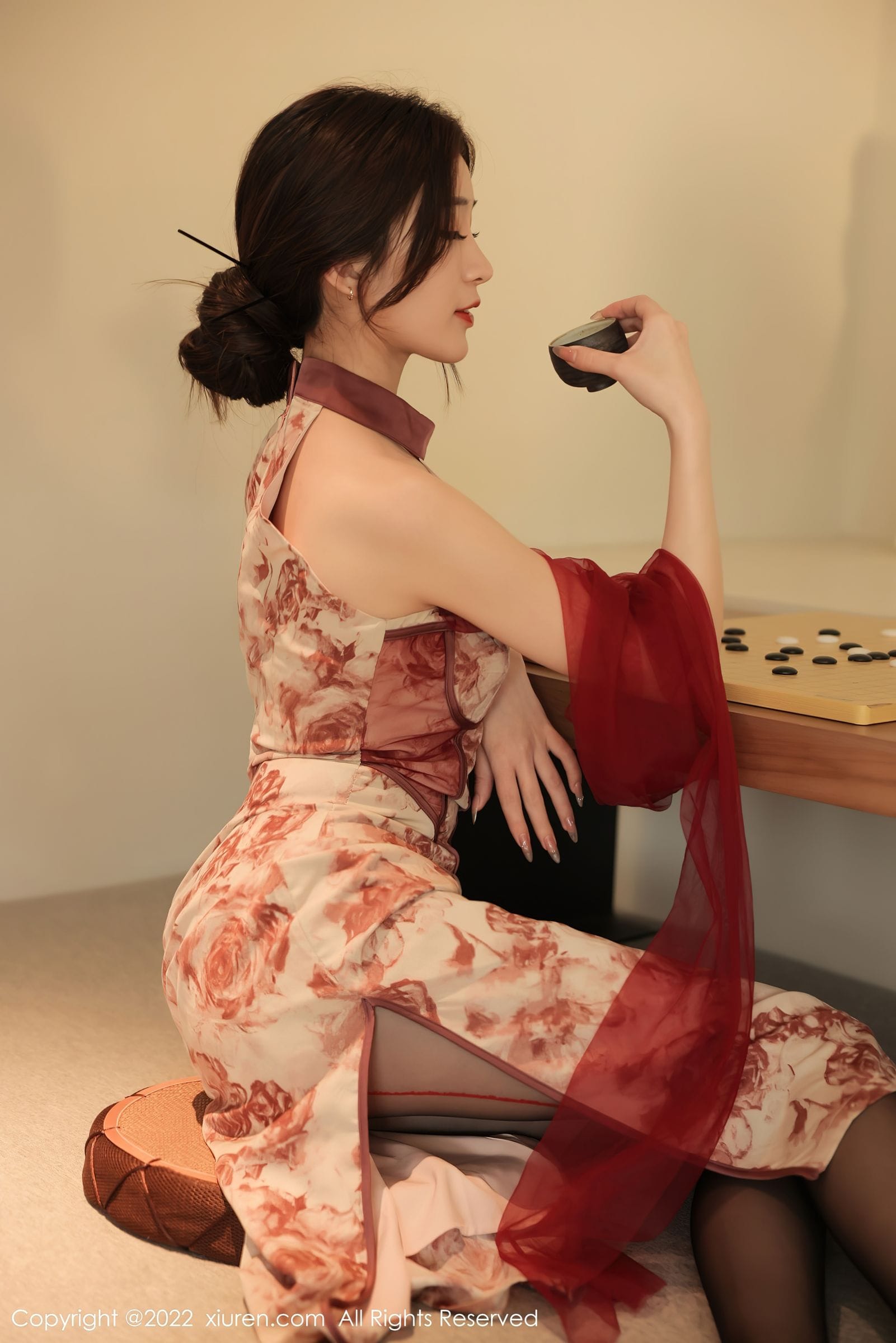 秀人网新人模特hebe韩心雨花纹旗袍服饰搭配诱人黑丝写真