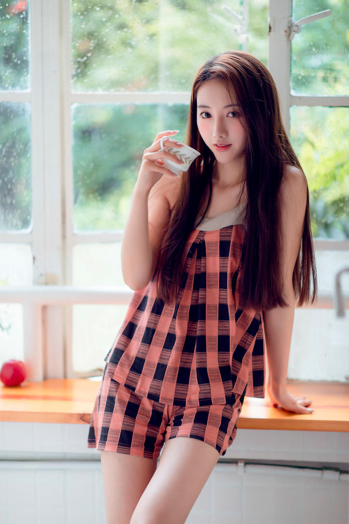 喝咖啡的清纯美女写真图片