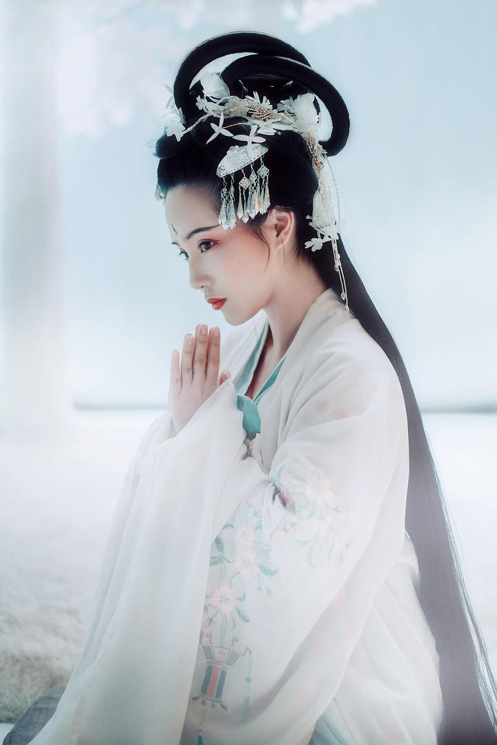 虔诚祈祷的高清古装美女图片