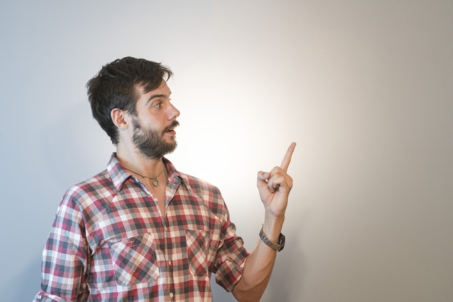 手指上方的格子衫帅哥图片