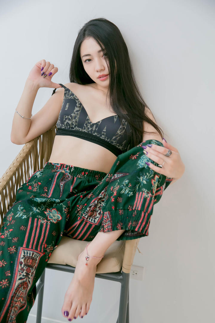 黑长直美女模特高清手机壁纸图片大全