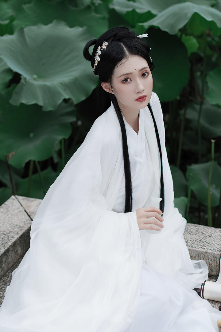 荷花池边品酒的古装美女写真图片