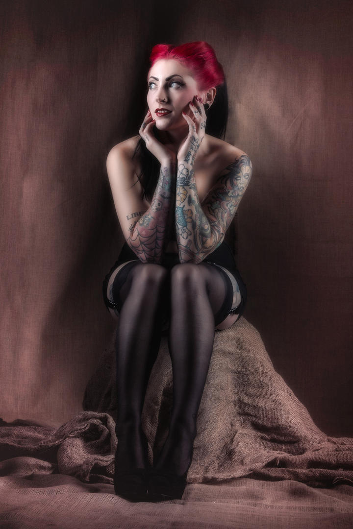 捧着脸的欧美花臂美女成熟美女人体艺术写真图集