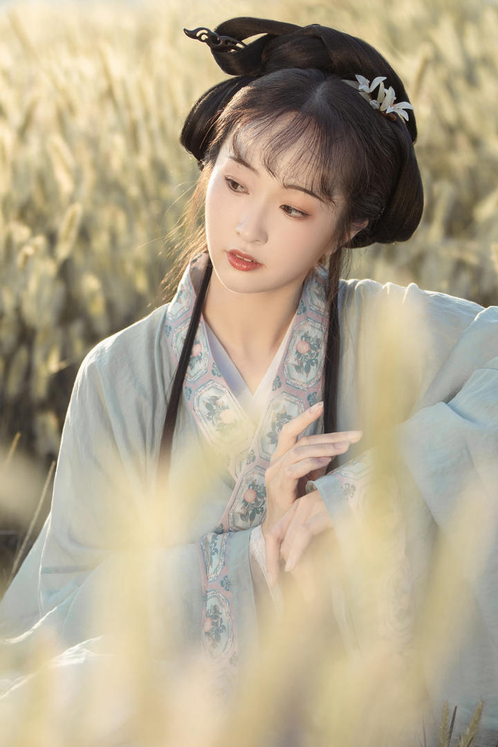 忧郁气质古装美女主播高清国产艺术照图片