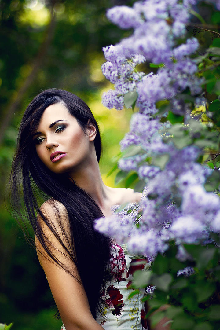 花朵边的国外美女摄影写真