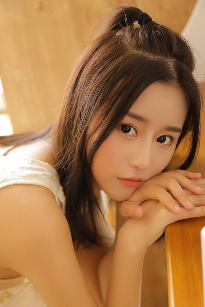 趴在桌子上的气质美女