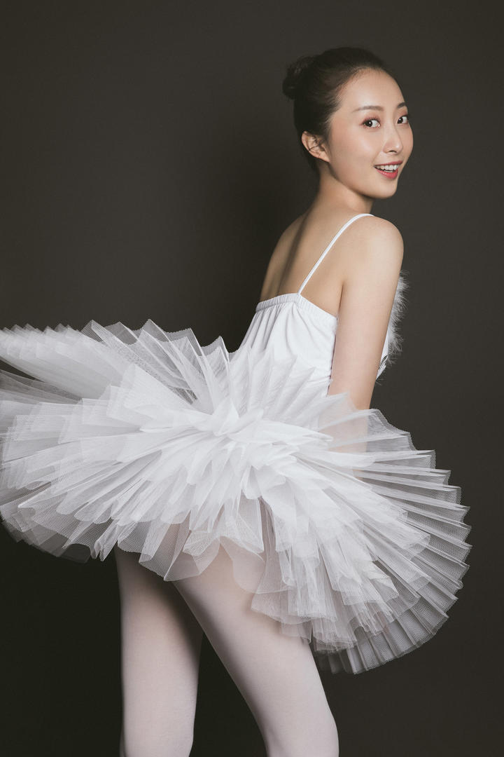 跳天鹅湖芭蕾舞的美女佳敏艺术照图片