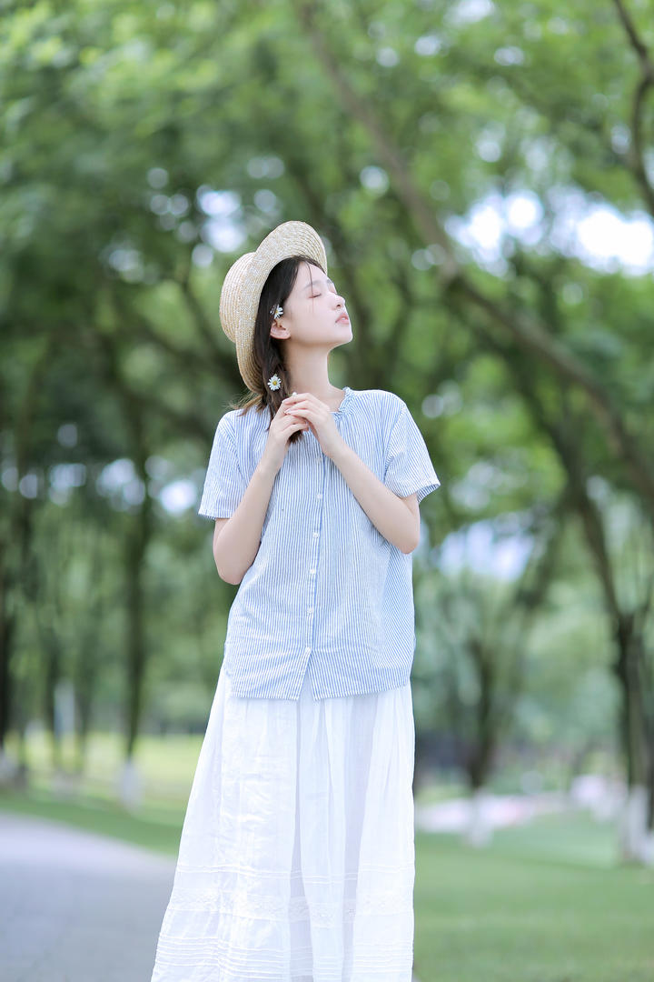 穿白色长裙的可爱清纯女生人像摄影图片