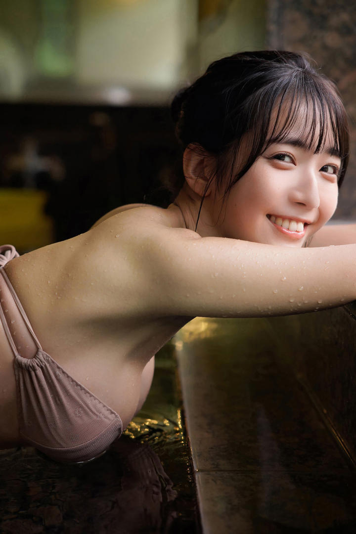 趴在泳池边的日本性感宅男女神综合一区中图片