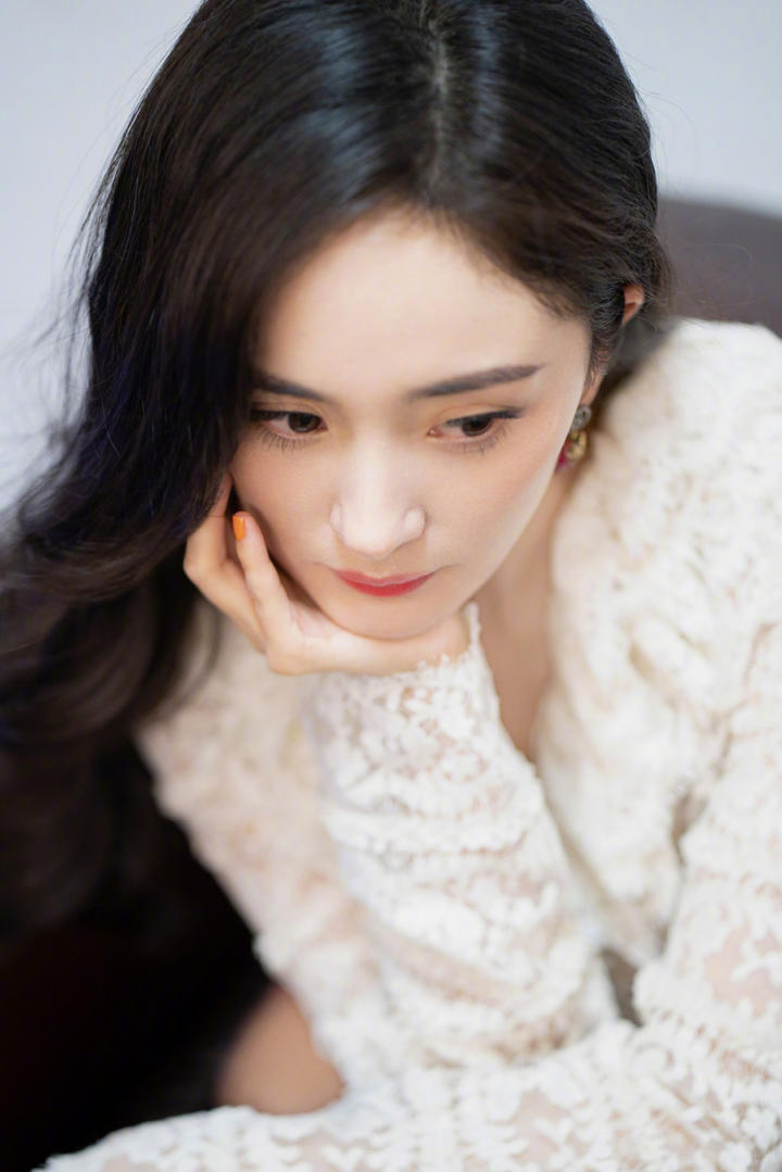 杨幂白色蕾丝衬衣漂亮美丽写真图片