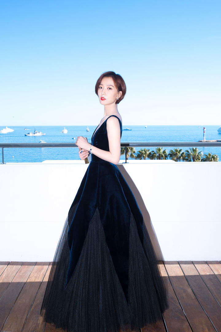 海边度假的短发美女明星王珞丹高清写真图片