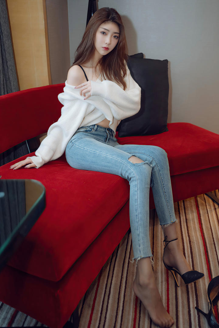 穿着破洞牛仔裤的美女可樂性感写真图片