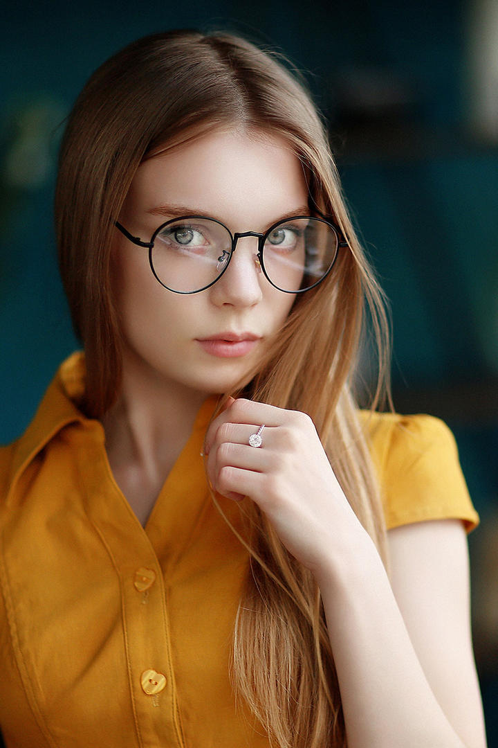 戴眼镜欧美女生艺术写真