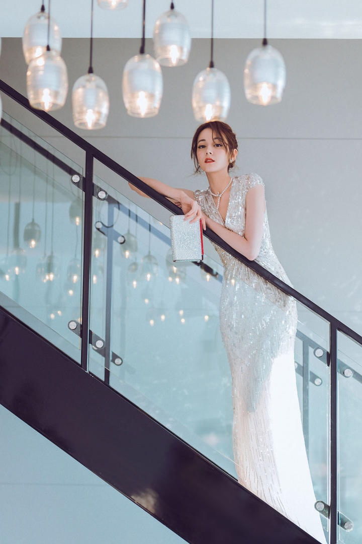 楼梯上的中国美女明星迪丽热巴写真