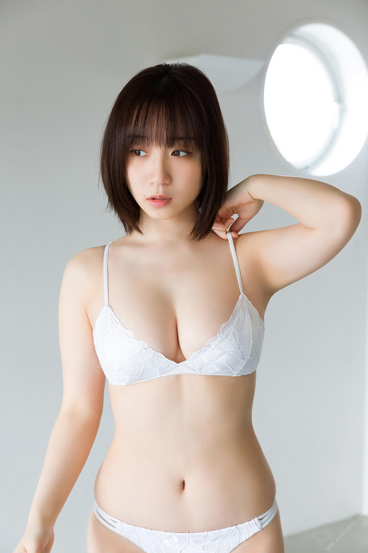 微胖身材天花板日韩年轻少女的私密内衣自拍写真套图