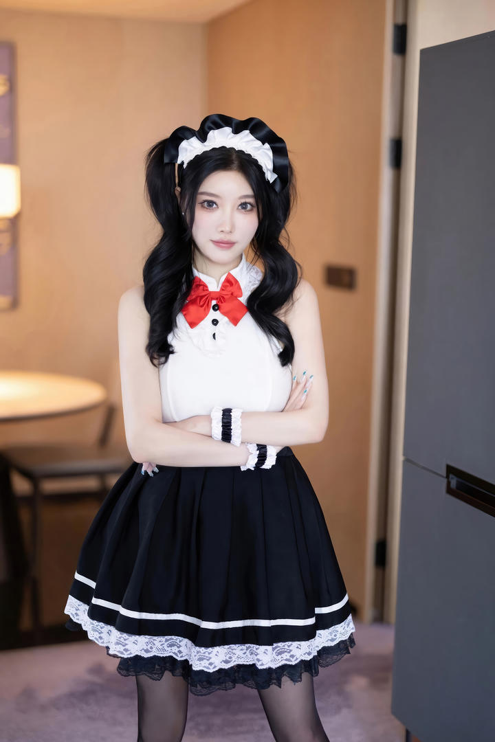 穿黑丝的性感女仆杨晨晨美女制服诱惑图片