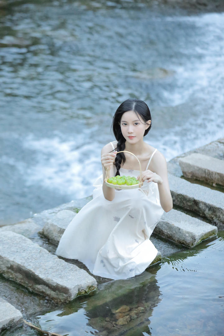 吃葡萄的养眼美女116小溪边摄影写真图片