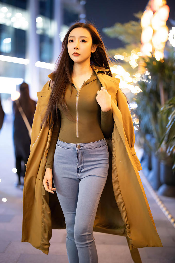 穿着大衣的牛仔裤美女王馨瑶写真图片