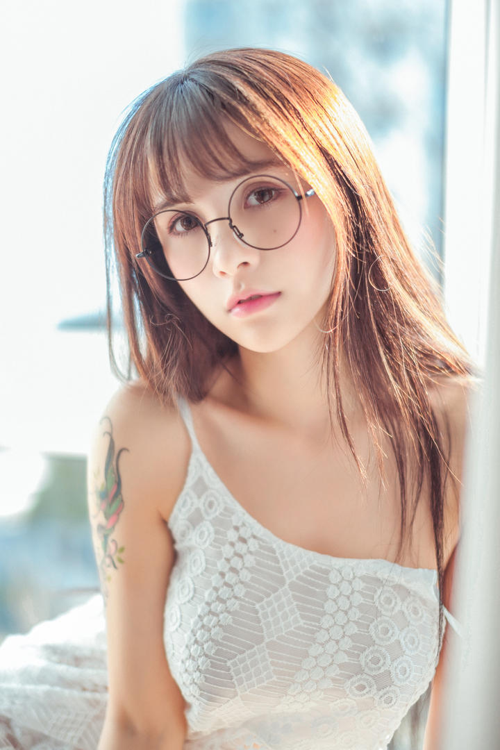 戴着眼镜的极品气质女神写真