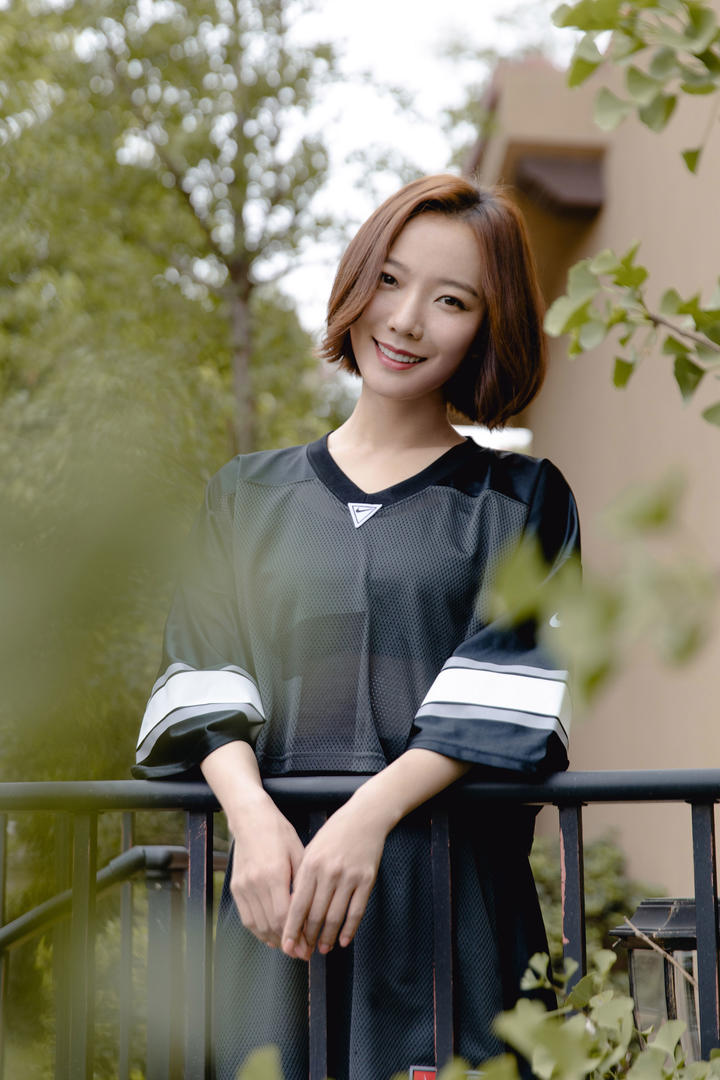 中国美女明星王珞丹甜美笑容写真图片