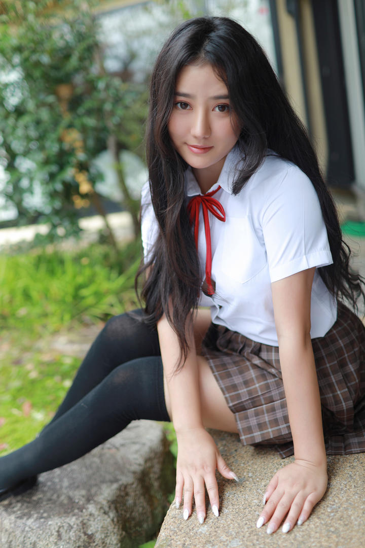坐在地上的清纯校服女生户外写真图片
