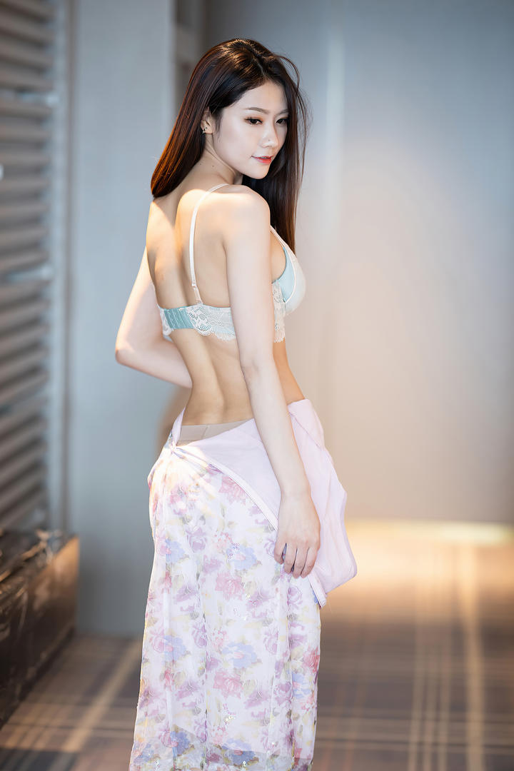 高清美女酒店脱衣服方子萱gogo人体艺术写真套图