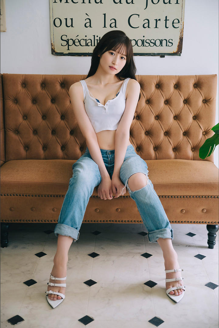 破洞牛仔裤美女图片