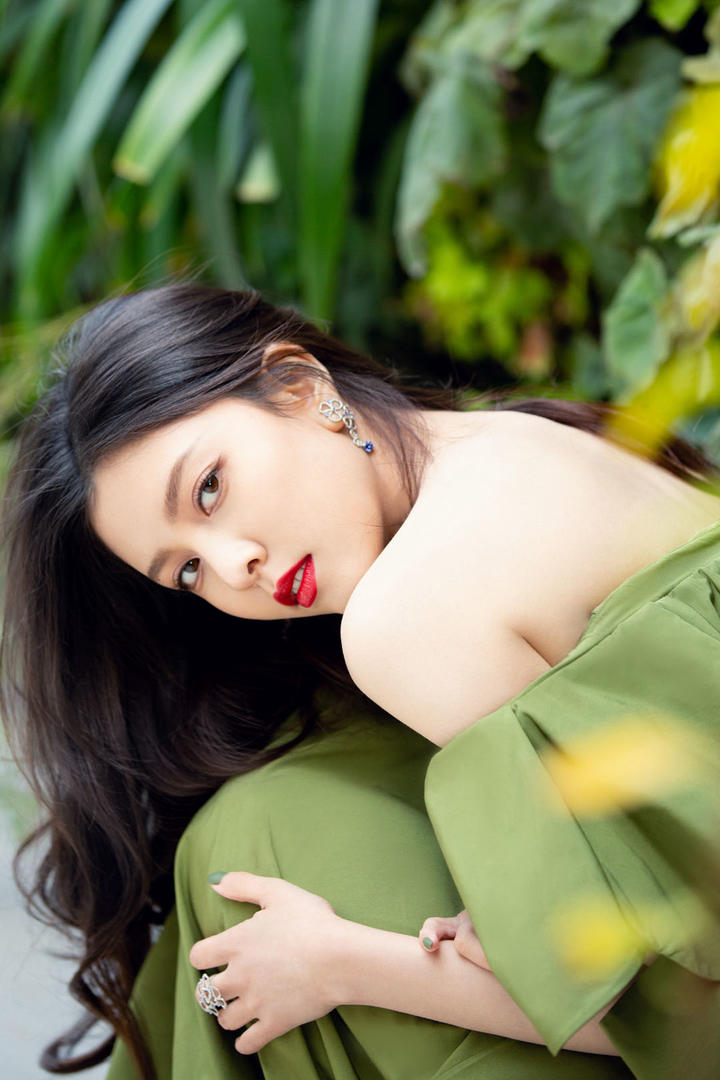 蹲在地上的清纯美女明星宋妍霏写真图片