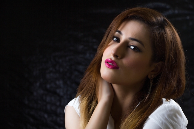 欧美粉色红唇性感美女图片