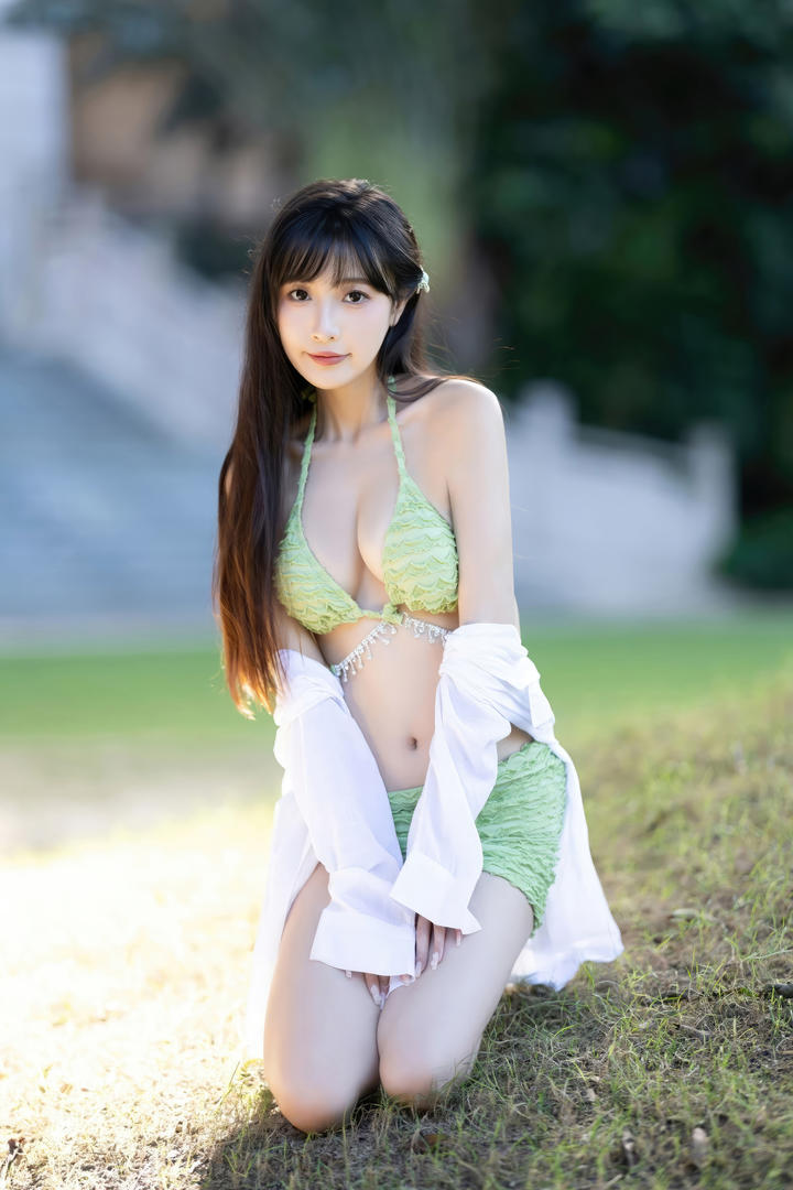 跪在草地上的极品国模美女林星阑艺体艺术写真图片