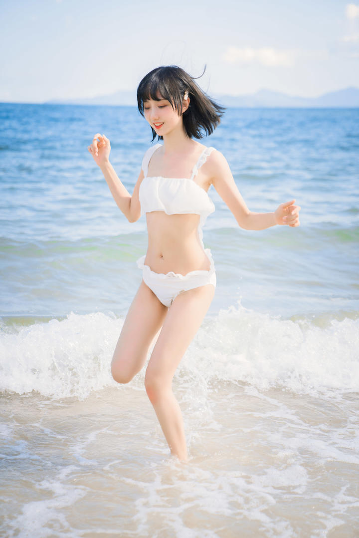 身材娇小的清纯泳装美女图片