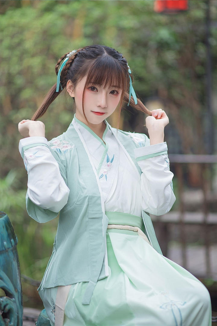 抓着小辫子的唯美高清古风头像女生图片大全