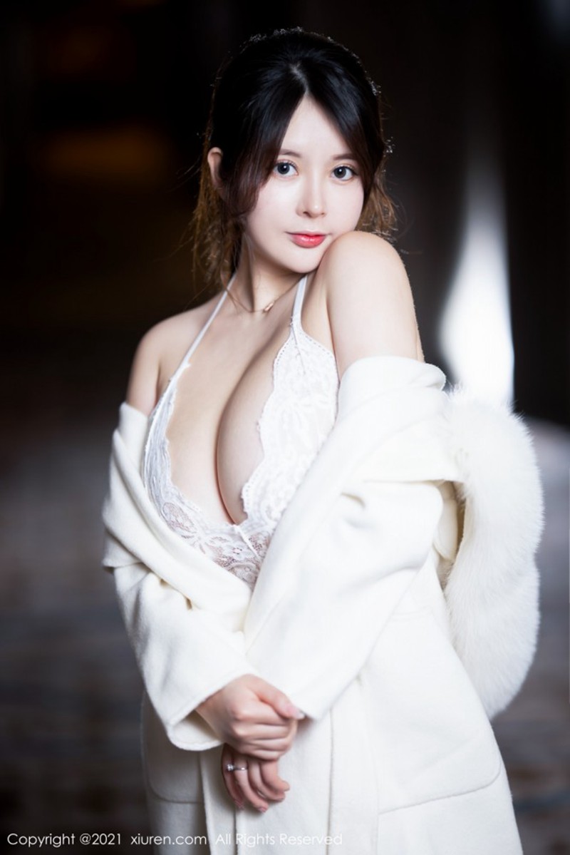 秀人网性感女神奶油妹妹白色镂空内衣与童颜巨乳系列写真