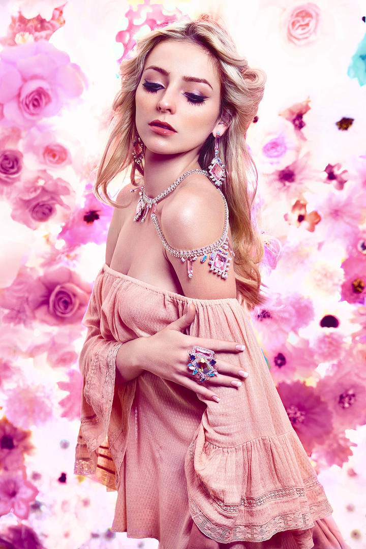 欧美气质美女模特抹胸长裙人像艺术摄影图片