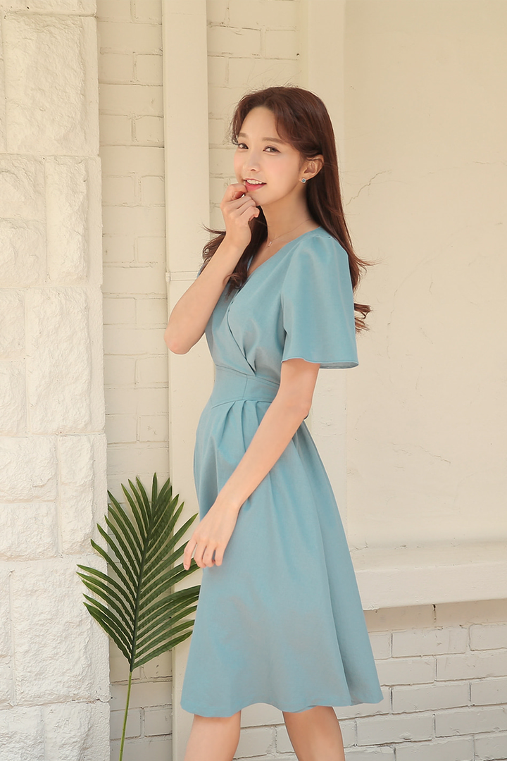 穿着青色连衣裙的韩国美女朴秀妍图片