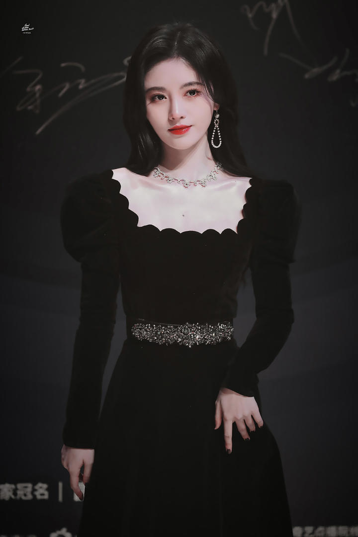 穿黑色礼服的漂亮美女明星鞠婧祎舞台照图片