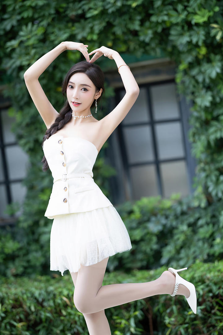 比心的甜美清纯极品女神王馨瑶街拍美女图片