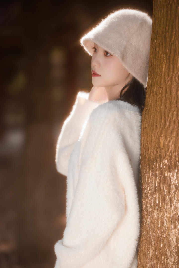 靠在树上的清纯气质女神秋日私语写真图片