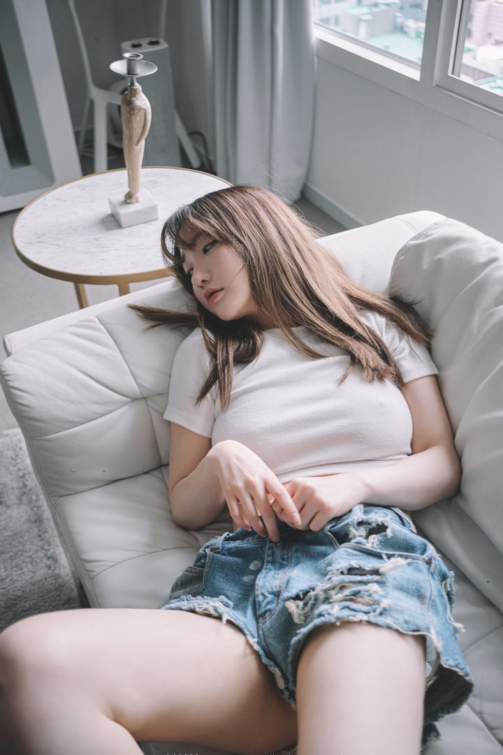 韩国美女孙乐乐躺在沙发上大尺度人体私拍写真图片