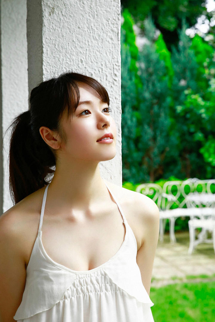 靠在柱子边的日本清纯美女唐田えりか图片