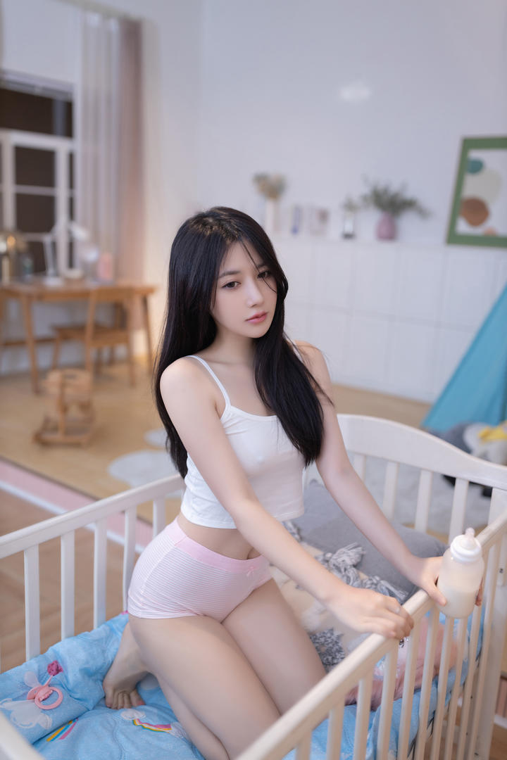 婴儿床上的性感粉嫩美女鱼子酱大胆国模无码写真图片