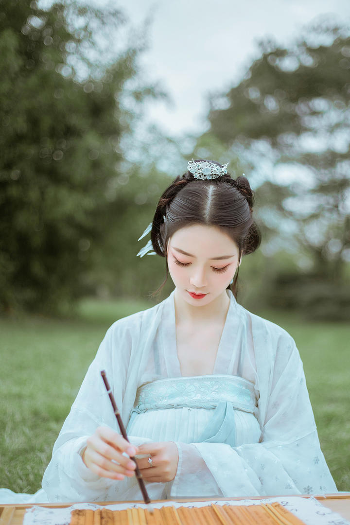 写书法的唯美古装美女艺术写真图片