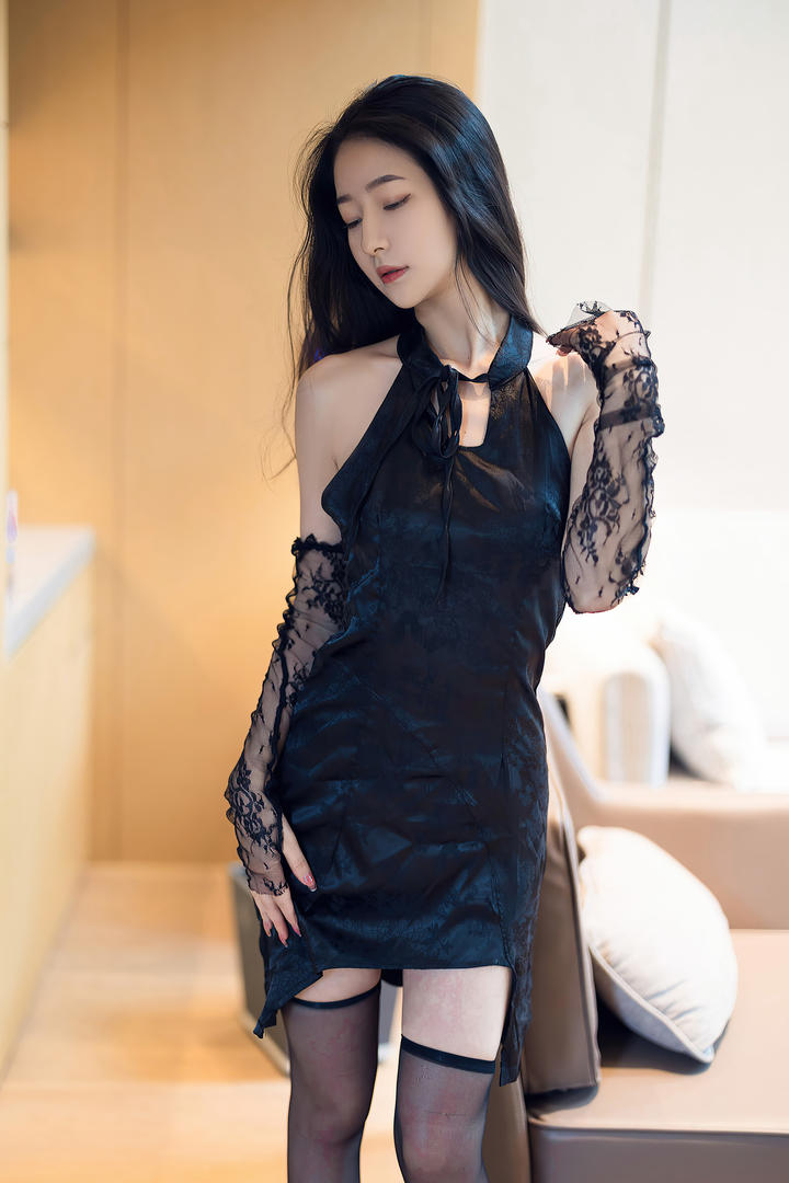 寂寞美女熊小诺穿黑色超短裙性感美女私拍照片