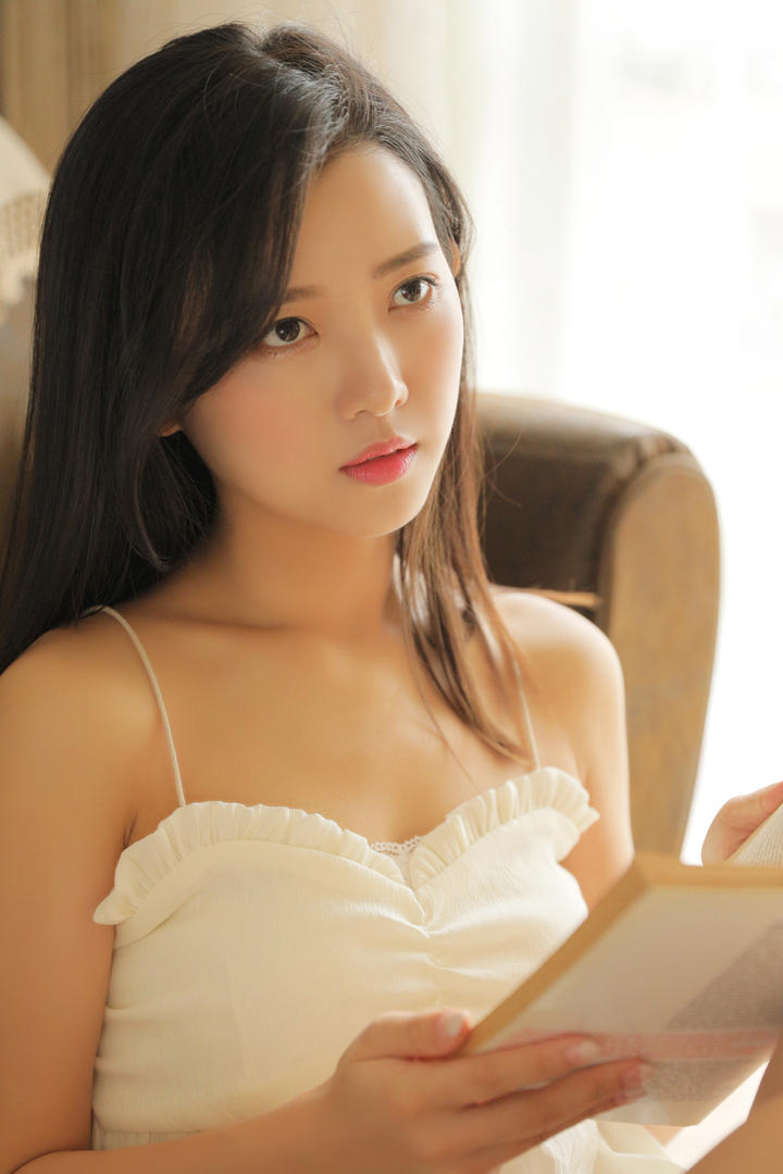 看书的高清甜美女生头像图片