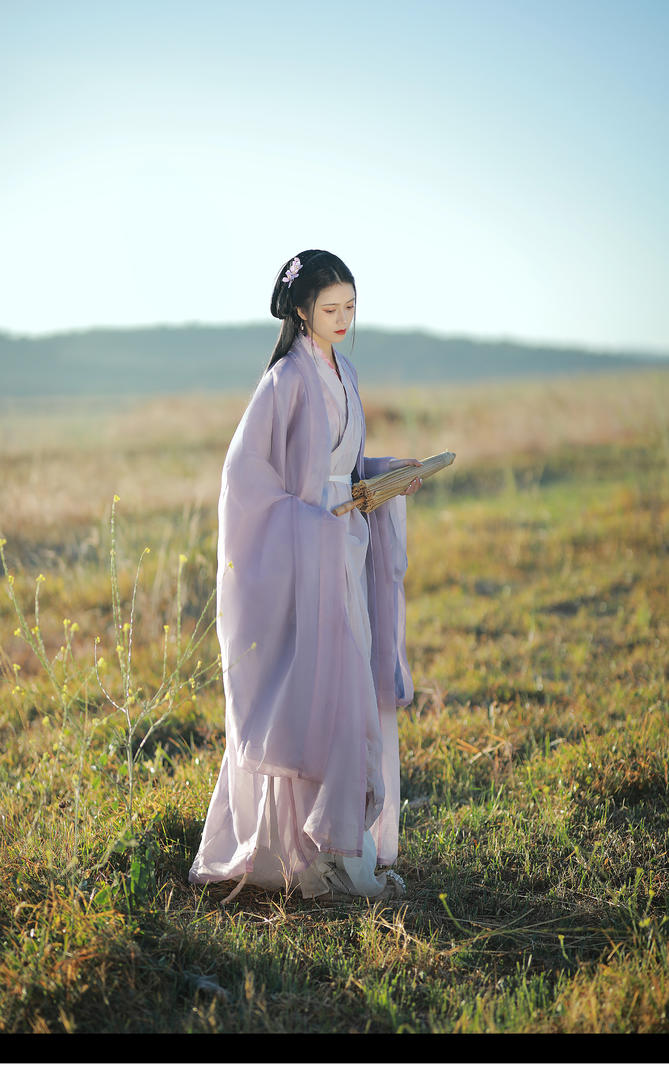 站在草原上的温柔汉服美女古风图片大全