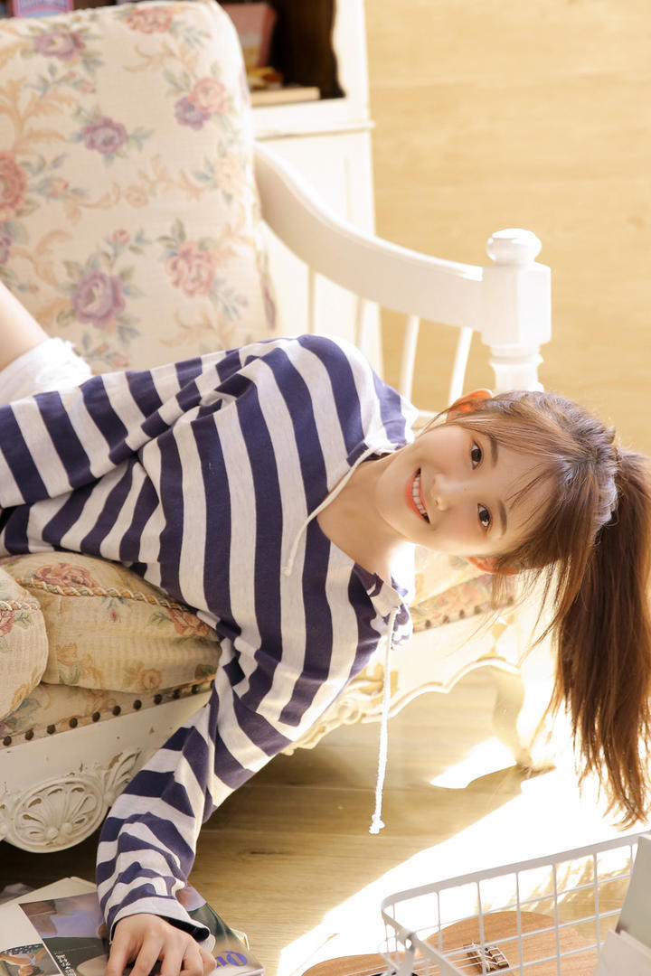 躺在沙发上的极品清纯女生